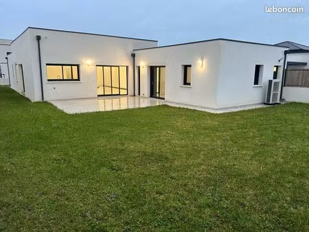 maison non mitoyenne de plein pied de 150m2 habitables avec grand garage