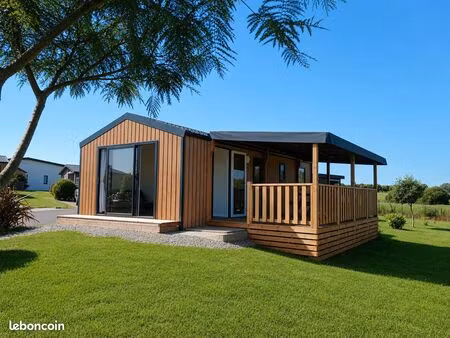 mobil-home 4 saisons dans domaine avec piscine
