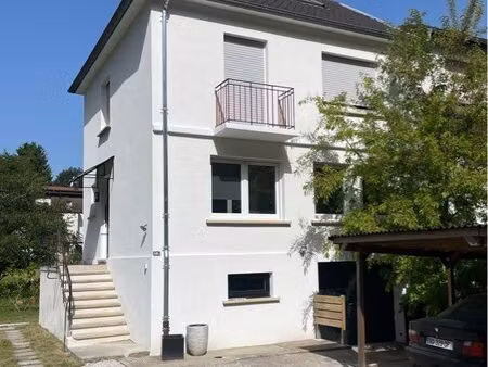 belle maison dans un écrin de verdure
