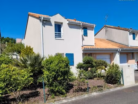 a vendre  maison récente 3 chambres rezé  garage et parking  jardin bien orienté  terrasse