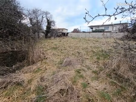 rare terrain à bâtir de 805 m²