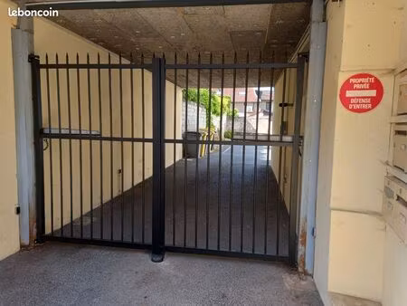 box garage dans cours securisee