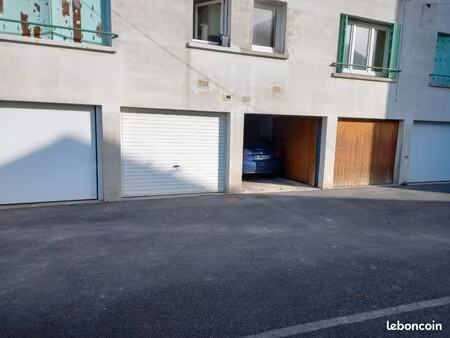 box sécurisé 18 m2 porte isolée dans cours fermee