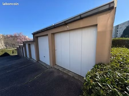 garage fermé  13m2  rue courteline solaure