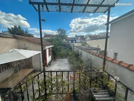 maison avec beau jardin