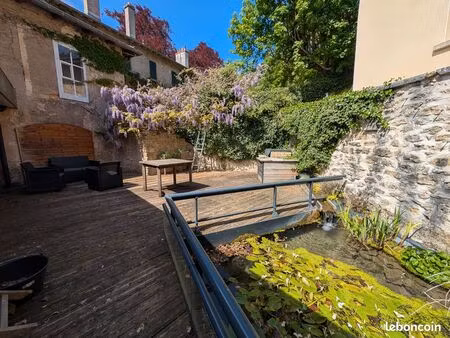 maison de village en bord de ruisseau