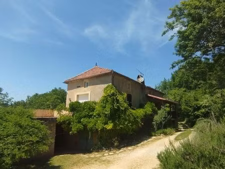 maison en pierre avec piscine au milieu de 4 3 hectares