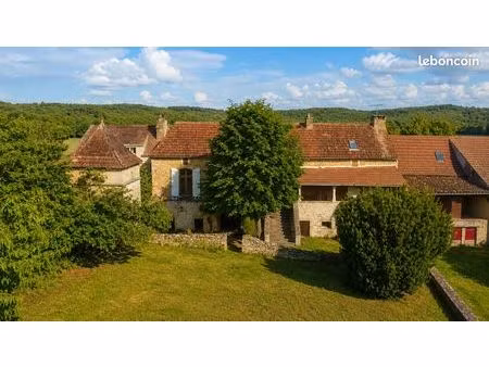 belle demeure en pierre avec jardin et terrasse au cœur du village de marminiac entre lot 