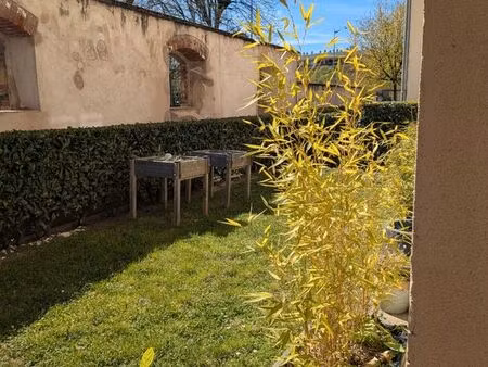 appartement 90m2 (jardinet  stationnement)