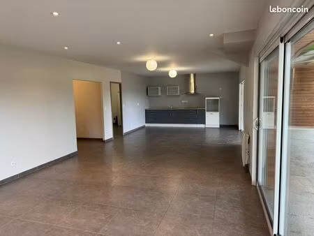 t4 rénové avec grande terrasse couverte