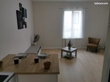 appartement t2 meublé de 43 m² avec balcon proches commerces et arrêt de bus