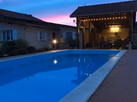maison familiale avec piscine  secteur calme et prestations de qualité