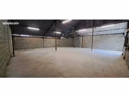 local entrepôt fermé de 170m²