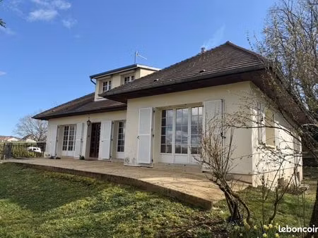 grande maison belle familiale au calme en bout de village