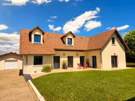 maison . 5 pièces . 157 m²