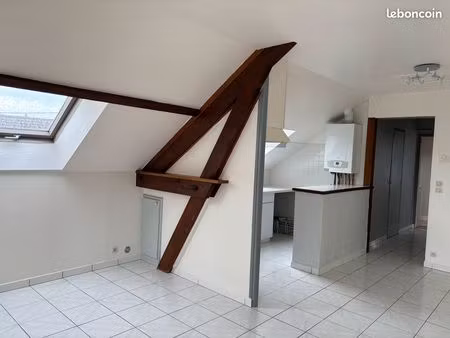 beauvais petit f3 dans petite maison avec verdure
