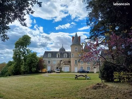 bel appartement situé au 1er étage d'un château du xixe siècle