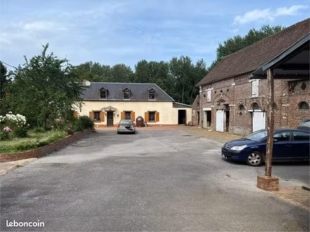 maison/corps de ferme avec grande cour + terrains