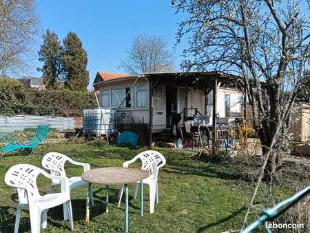 joli terrain constructible avec étang et mobile homeet mobile