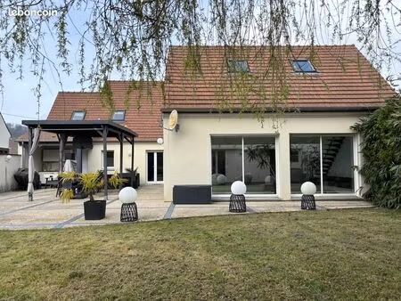 maison 8 pièces 235 m²