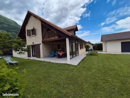 villa d’architecte à vif + dépendances