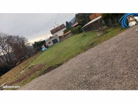 a vendre beau terrain viabilisé de 8.41 ares avec annexe / garage récent de 40 m2