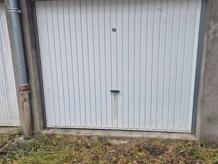 garage fermé à vendre à deux pas du centre-ville