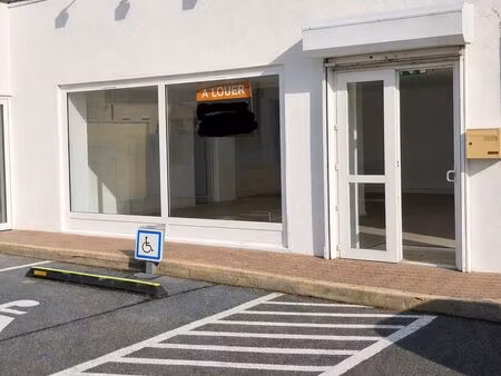 local commercial très bien situé – accès et parking pmr – surface complémentaire possible