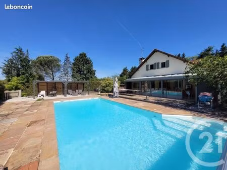 maison 8 pièces 207 m²