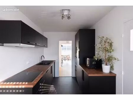 chambre meublée dans t4 de 79m2 avec balcon