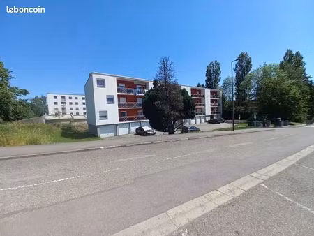 location d'un beau f4 lumineux au 2ème étage avec un long balcon avec garage attenant au 2