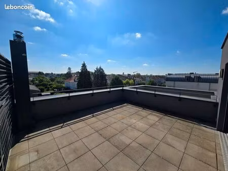 t3 attique meublé - terrasse 25m2 - 2 parking -terville