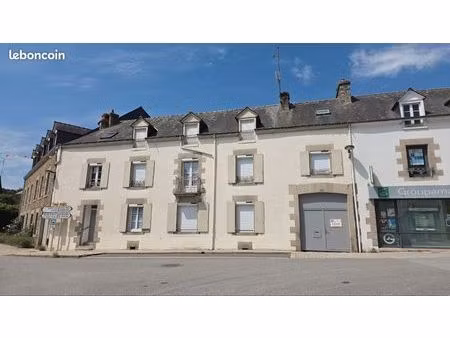 grande maison avec hangar