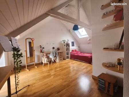 maison de caractère 210m² • cour close sécurisée • grand hangar • cœur de bourg breton