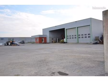 bâtiment à usage commercial avec terrain