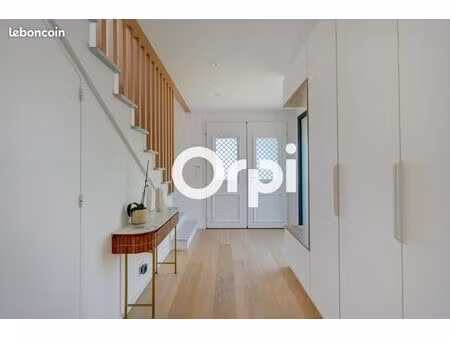 propriété 5 pièces 218 m²