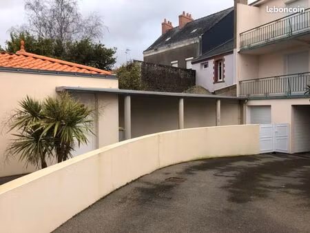 t1bis de charme avec cour fermée