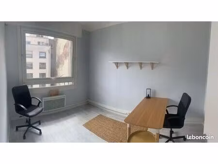 en hyper centre  à louer bureau indépendant et meublé de 12 m2