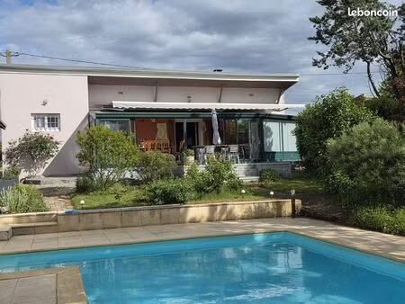 très belle situation avec vue. jardin paysager et piscine