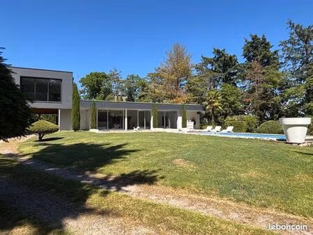 maison contemporaine d’architecte avec piscine et grand parc arboré