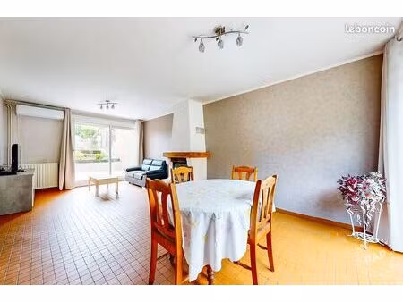 maison de 99 m² à rafraîchir  avec garage  édifiée sur deux niveaux et implantée sur un te