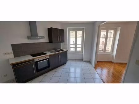 ? appartement f2 rénové – centre-ville de châteldon