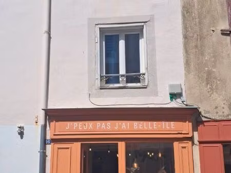 immeuble avec un appartement triplex (42m²) et un local commercial (21m²)