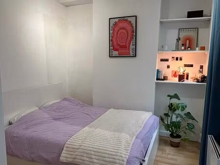 studio métro rambuteau situé au 2ième étage avec ascenseur