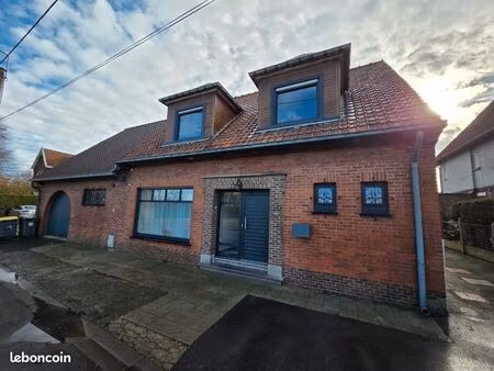 maison individuelle avec très grand garage et vaste jardin
