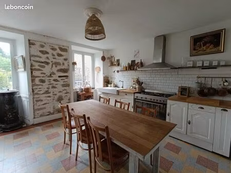 ancien corp de ferme avec habitation 156m2 6 pieces et nombreuses dépendances