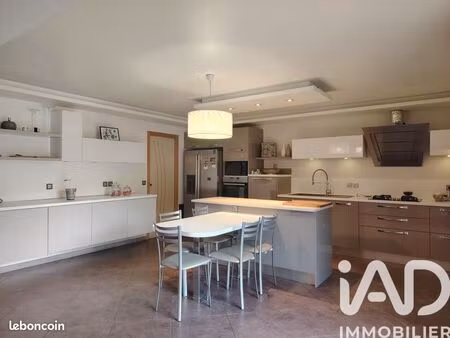 propriété 5 pièces 145 m²