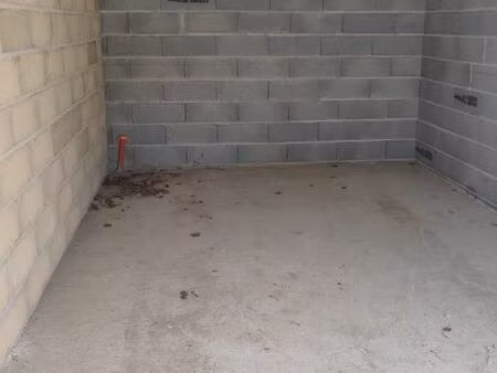 garage fermé 17 m² – grande hauteur sous plafond – possibilité mezzanine