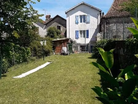 t2 dans maison de ville au calme + jardin en commun