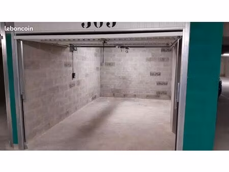 garage / parking / box couvert securise